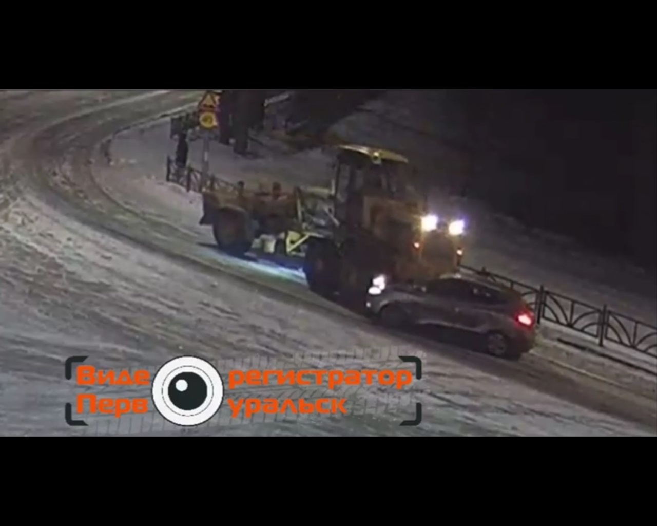 В Первоуральске автомобиль столкнулся со снегоуборщиком В Первоуральске автомобиль столкнулся со снегоуборщиком