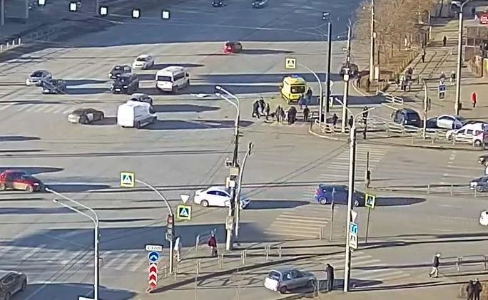 В Челябинске пьяный водитель въехал в толпу пешеходов: пострадали пять человек | Пьяный водитель BMW сбил несколько пешеходов и попытался скрыться