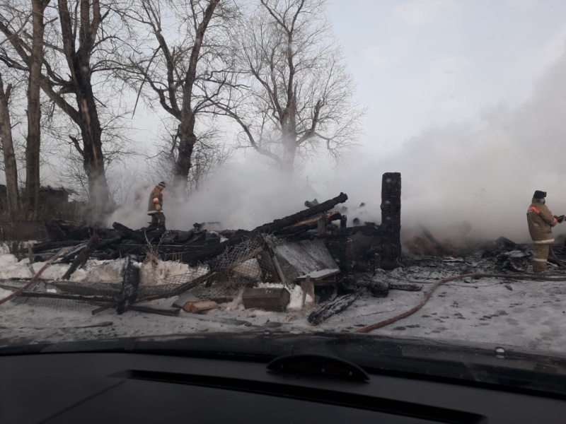 Накануне в Первоуральске горел трехэтажный жилой дом и хозпостройки