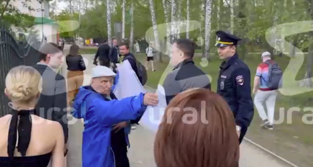 Пенсионера задержали перед мэром Екатеринбурга из-за стихов о застройке парка | Пенсионера задержали перед мэром Екатеринбурга из-за стихов о застройке парка