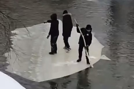 На Урале дети прокатились по реке на льдине