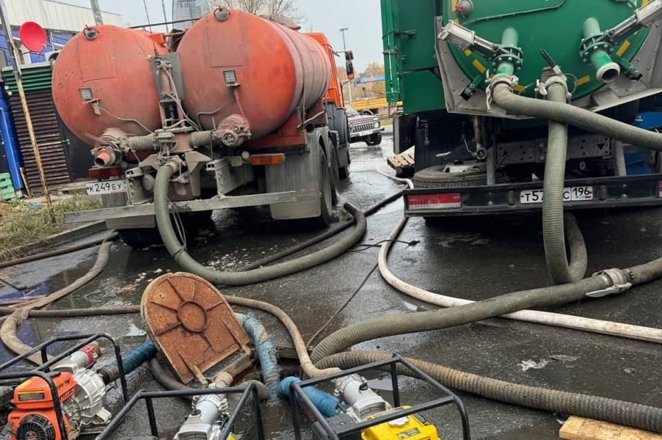 В Первоуральске организуют подвоз воды автоцистернами | На Урале ремонтируют коллектор водоотведения