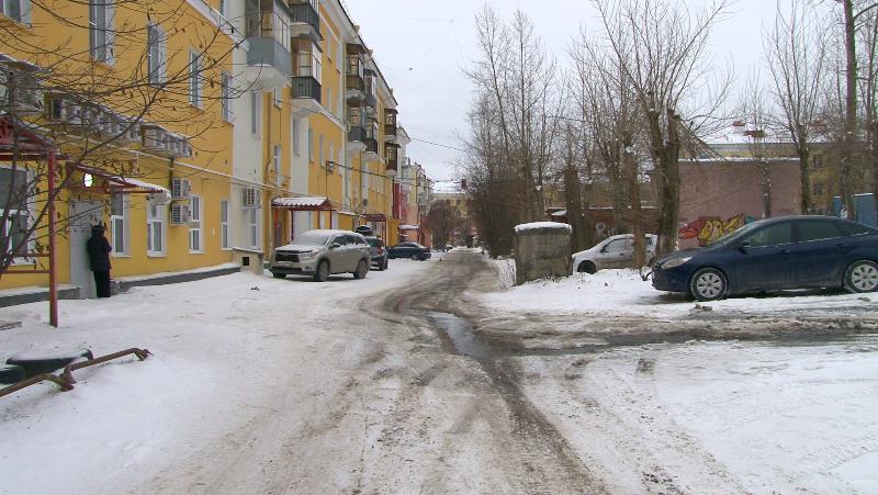 Первоуральский «Водоканал» устранил проблему с аварией на Ватутина | В Первоуральске устранили потоп на Ватутина