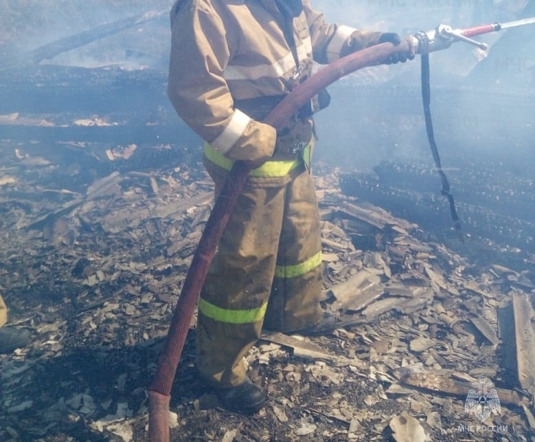 Огнеборцы завершили работы на месте пожара в посёлке Прогресс