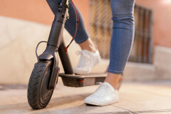 Самокатчиков не пропускать: в России хотят запретить водителям самокатов сигналить пешеходам | Минтранс предложил приравнять самокаты к транспортным средствам Самокатчиков не пропускать: в России хотят запретить водителям самокатов сигналить пешеходам | Минтранс предложил приравнять самокаты к транспортным средствам