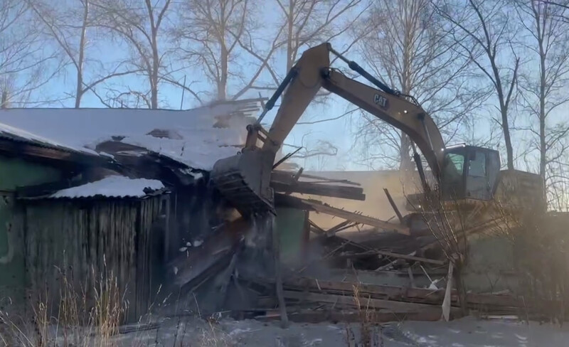 В Первоуральске снесли аварийный дом | В Первоуральске продолжается снос аварийного жилья