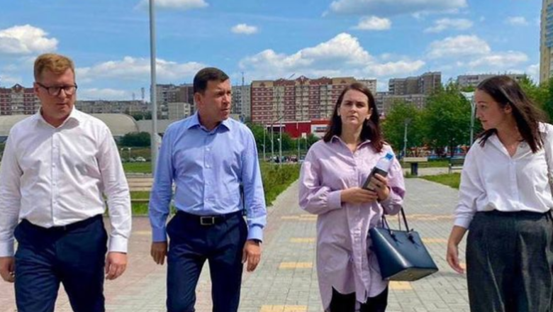 Евгений Куйвашев вручил главе Первоуральска с нерешенными проблемами города