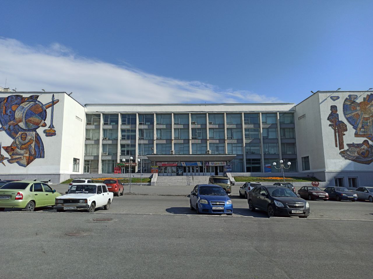 Первоуральцы просят вернуть парковку перед ДК НТЗ Первоуральцы просят вернуть парковку перед ДК НТЗ