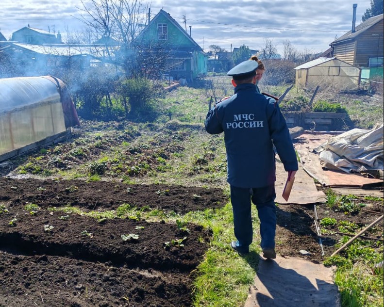 Первоуральцам напомнили о противопожарном режиме: сотрудники МЧС проводят рейды | В Первоуральске сотрудники МЧС проверяют соблюдение противопожарного режима