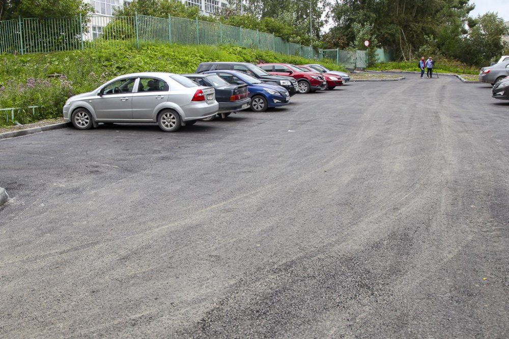 В Первоуральске продолжается ремонт межквартальных проездов  | На Урале ремонтируют межквартальные проезды