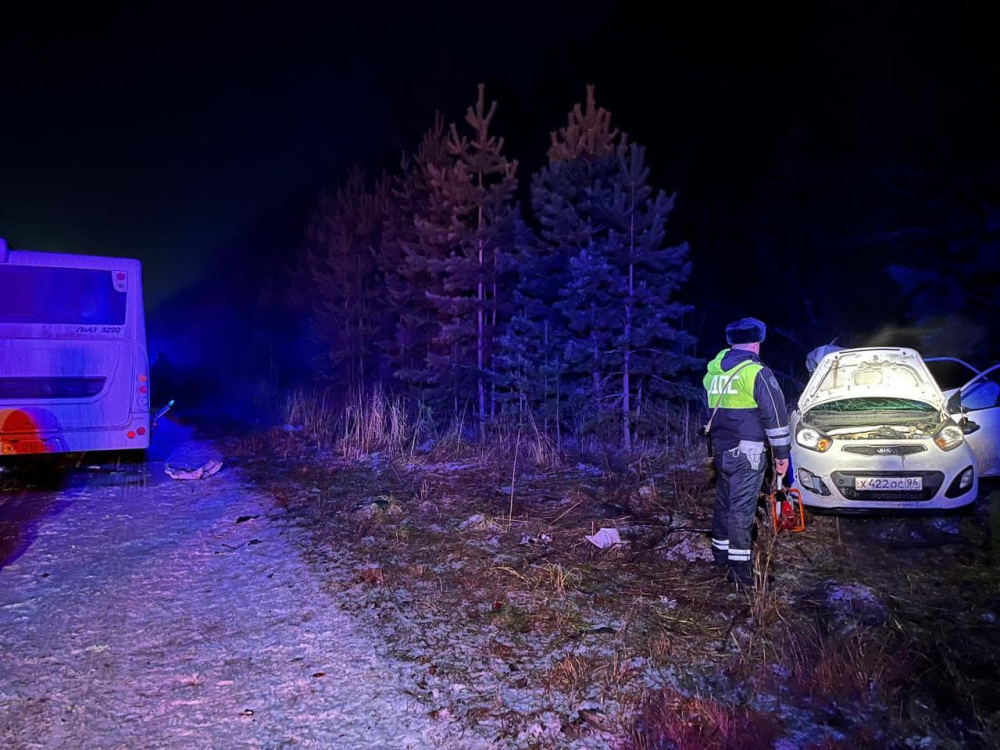 Трагедия под Екатеринбургом: легковушка врезалась в автобус | Авария под Екатеринбургом: легковушка врезалась в автобус