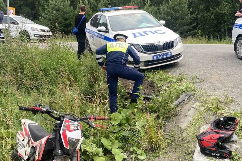 В Первоуральске подросток на питбайке не остановился по требованию ДПС и попал в ДТП | На Урале подросток без прав попал в ДТП на питбайке, семье грозит крупный штраф 