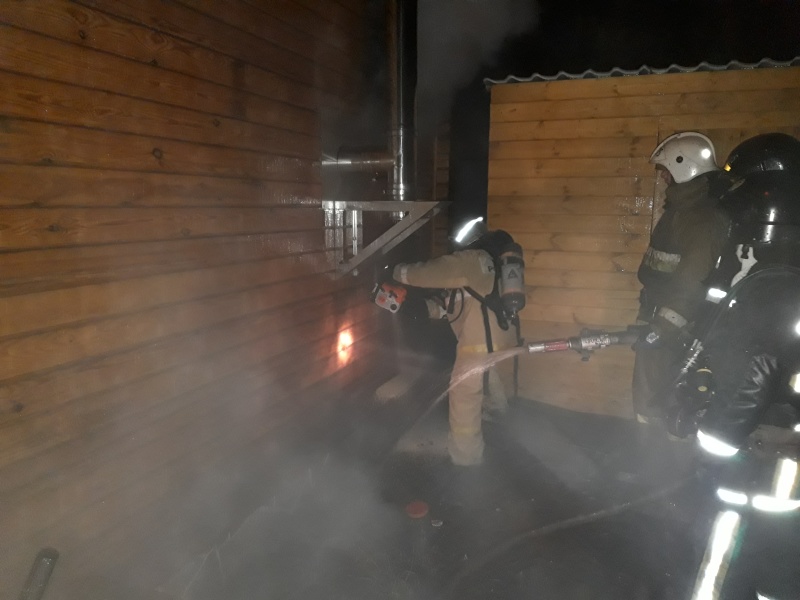 Ночью в поселке под Первоуральском загорелись въездные ворота Ночью в поселке под Первоуральском загорелись въездные ворота