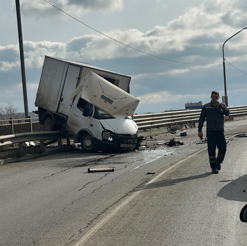 В Первоуральске один автомобиль протаранил дерево, а второй наехал на опору моста 