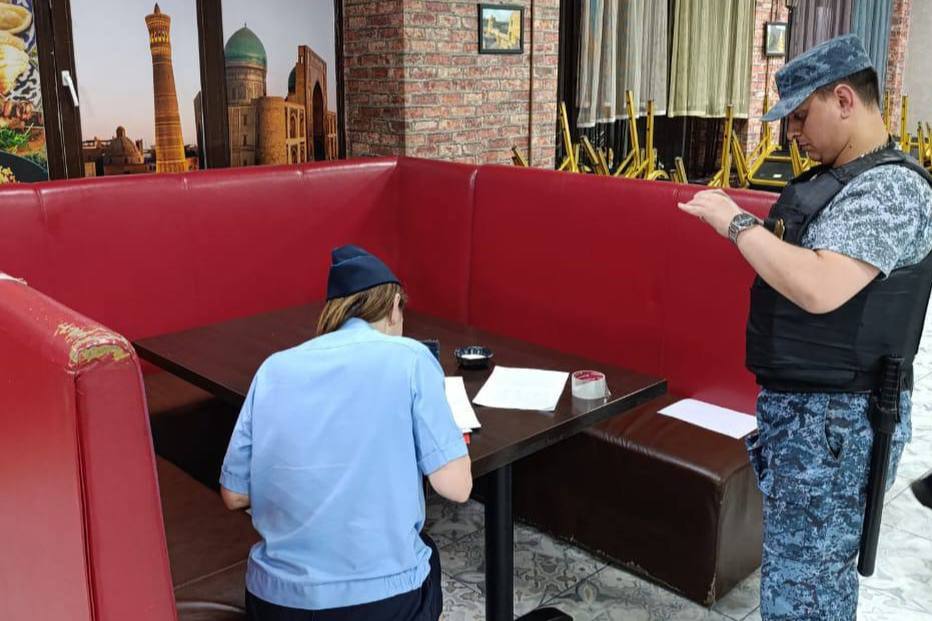 В Свердловской области приостановили работу кафе, которое несло угрозу жизни и здоровью потребителей | На Урале в одном из кафе выявили нарушения, которые несут угрозу жизни и здоровью посетителей