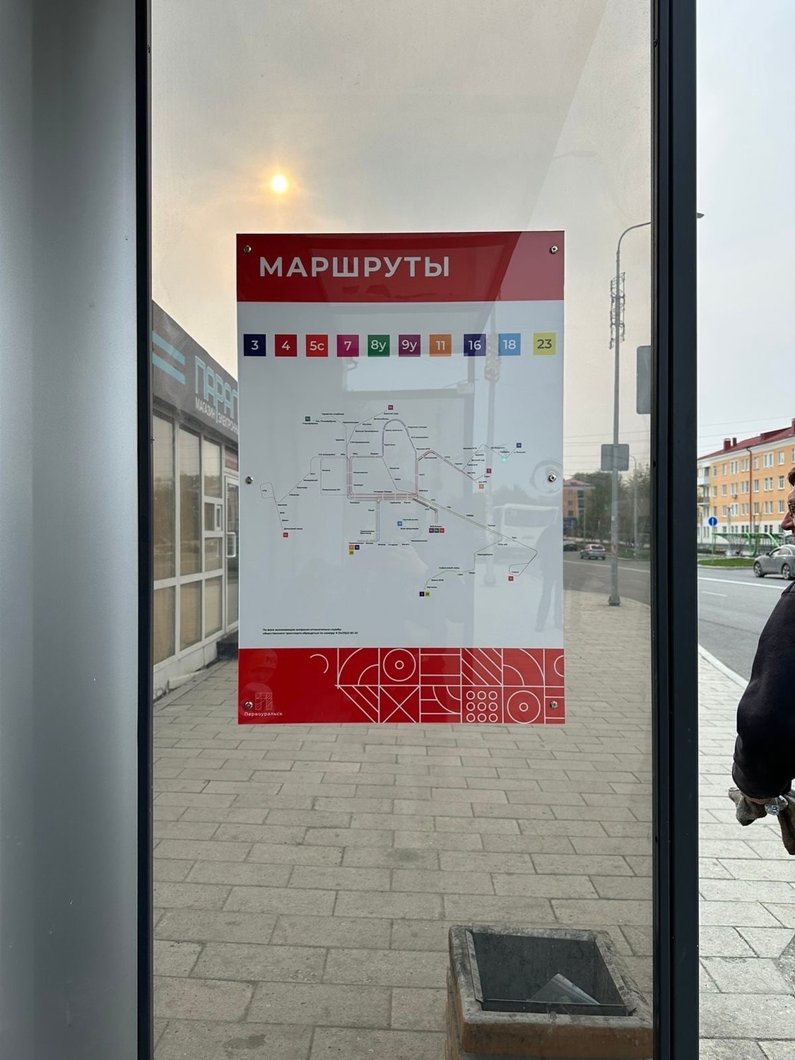 Новые остановки с табличками и схемами автобусных маршрутов