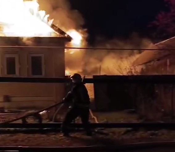 В поселке под Первоуральском сгорел жилой дом с баней | В Билимбае сгорел жилой дом