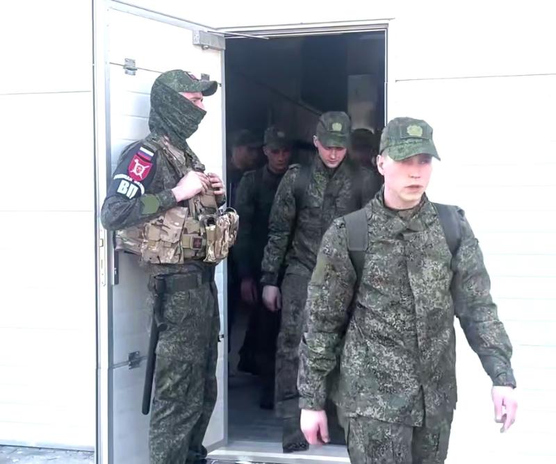 На родину из плена вернулось 10 свердловчан: Россия и Украина обменялись бойцами | В Россию из украинского плена вернулось 246 бойцов