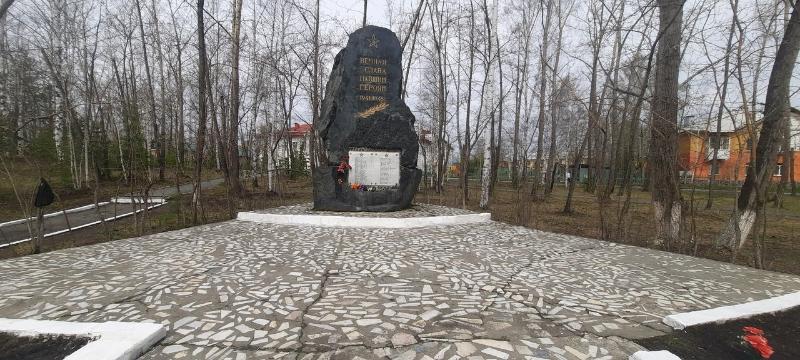 В Первоуральске завершили работы по благоустройству мемориалов ко Дню Победы | В Первоуральске преобразили памятники к 9 Мая  