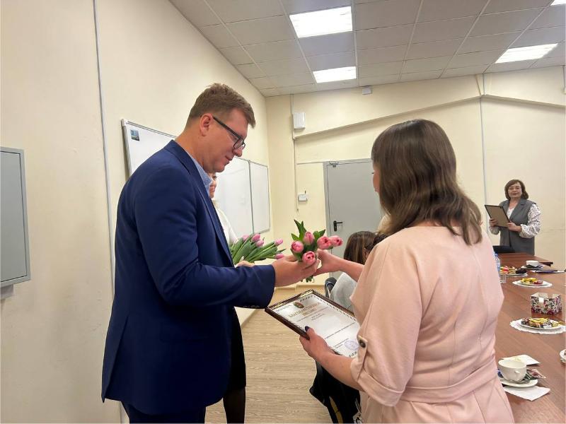 Тюльпаны и благодарности: Игорь Кабец  поздравил жен военных накануне 8 Марта | Мэр Первоуральска поздравил жен военнослужащих с наступающим 8 Марта