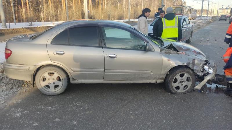 В Екатеринбурге автомобиль врезался в трамвай | На Урале водитель Nissan столкнулся с трамваем