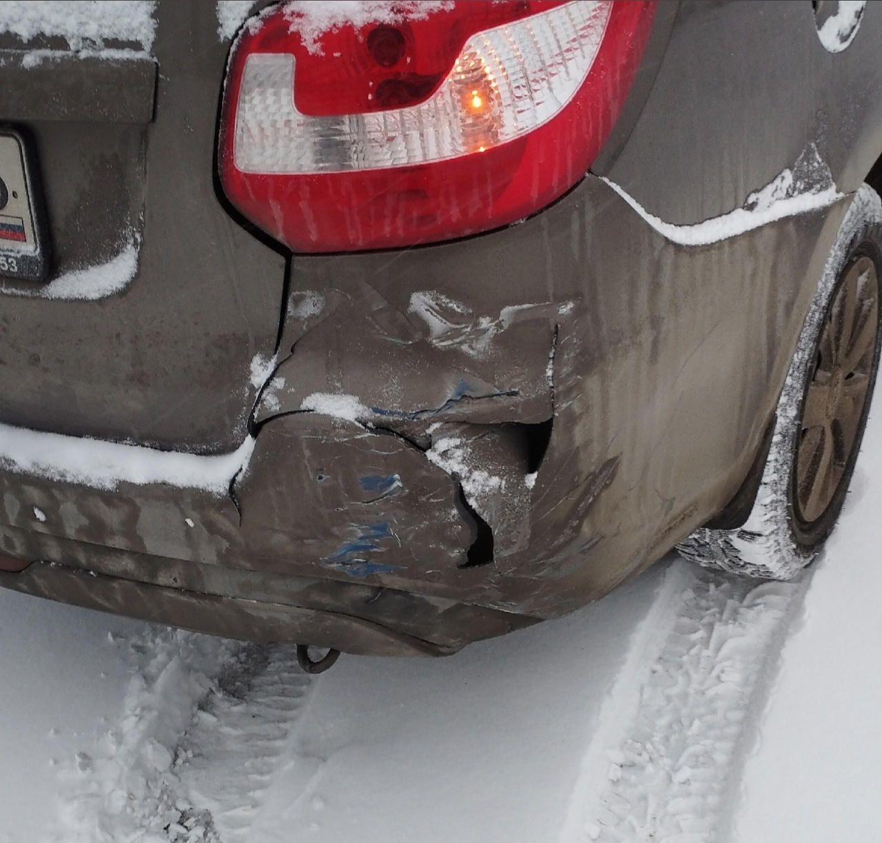 В Первоуральске «Жигули» повредили чужой автомобиль и скрылись. Пострадавшие ищут очевидцев