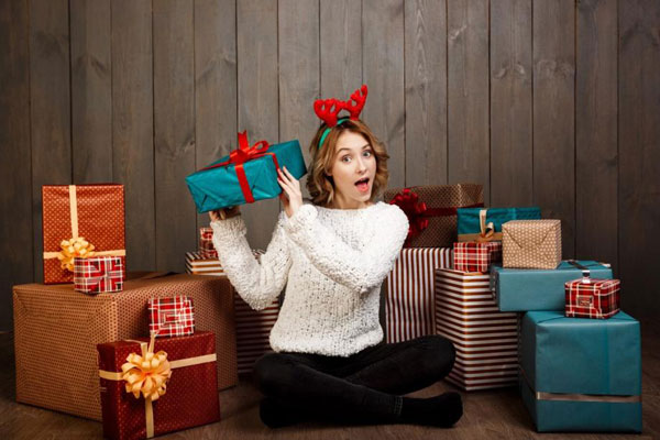 Цветы больше не в моде: что россиянки дарят сами себе на 8 Марта | Россияне стали тратить на подарки к 8 Марта на 11% больше