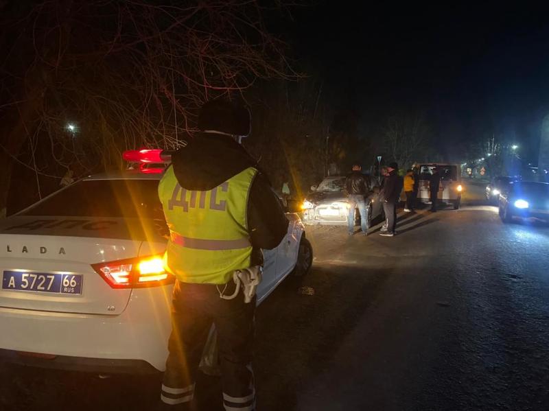 На Урале 18-летний парень сбил насмерть женщину | В Свердловской области водитель насмерть сбил пешехода