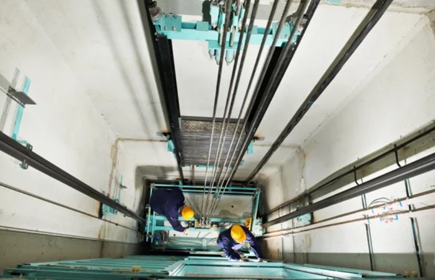 Ремонт лифтов исключили из капремонта: плата за содержание жилья вырастет | Депутаты Заксобрания и губернатор Денис Паслер утвердили новые правила ремонта лифтов