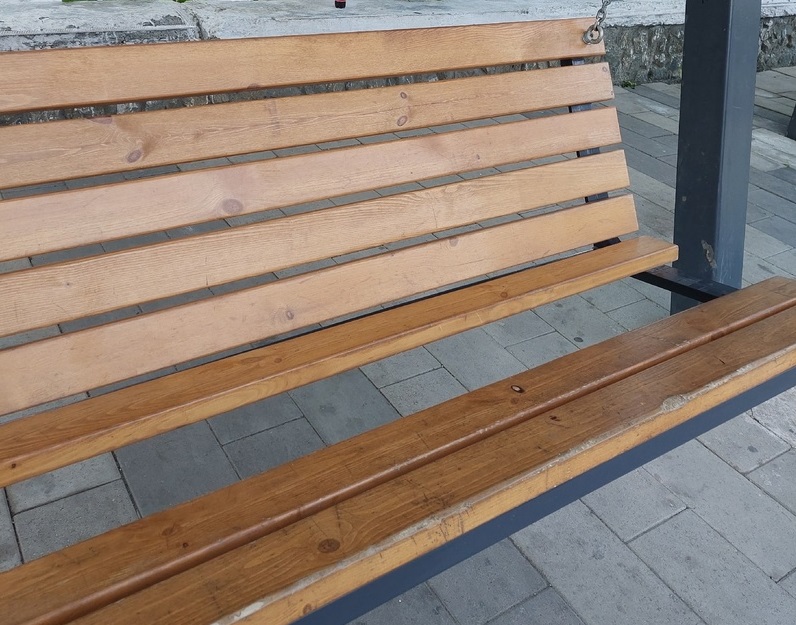 Жители Первоуральска жалуются на повреждённые качели Жители Первоуральска жалуются на повреждённые качели