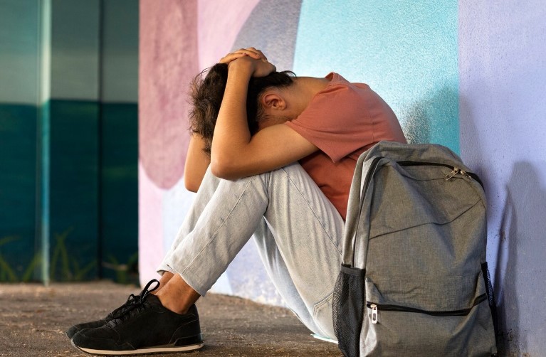 Буллинг и плохие отношения с отцом: российские подростки рассказали о своих главных проблемах | В России подростки перечислили факторы, негативно влияющие на их развитие