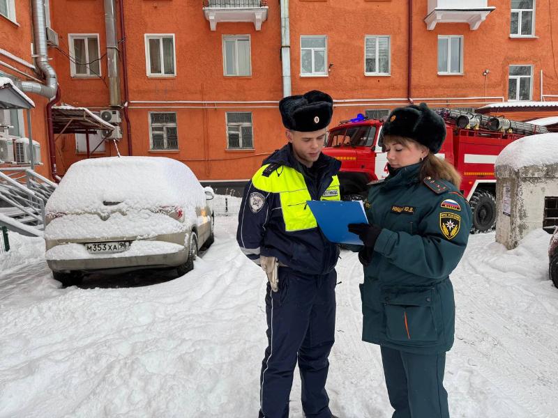 В Первоуральске сотрудники ГАИ провели рейд «Маяк» во дворах многоквартирных домов | Первоуральские сотрудники ГАИ провела с автовладельцами профилактические беседы В Первоуральске сотрудники ГАИ провели рейд «Маяк» во дворах многоквартирных домов | Первоуральские сотрудники ГАИ провела с автовладельцами профилактические беседы
