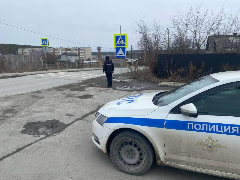 Первоуральские сотрудники ГАИ провели разъяснительную работу с населением: инспекторы рассказали о важности ПДД | В Первоуральске прошел рейд ГИБДД по безопасности на пешеходных переходах