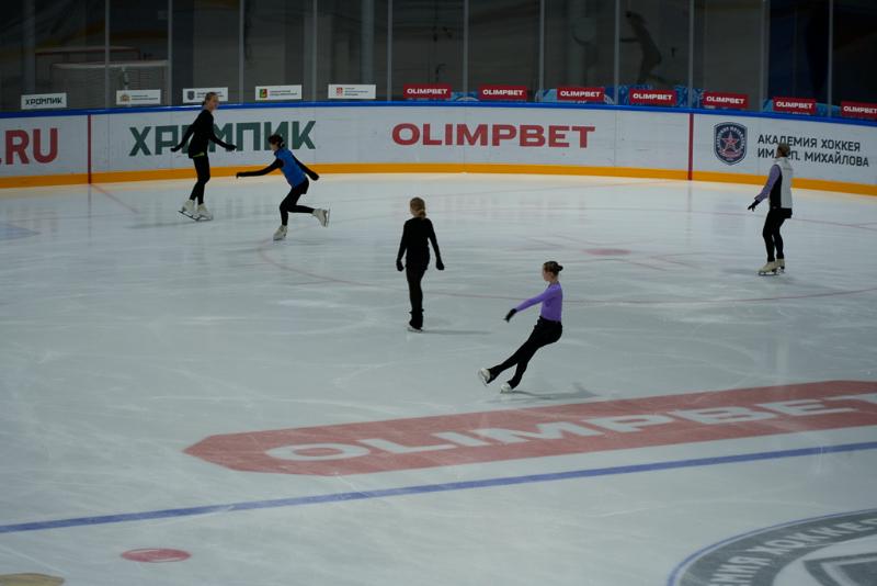 В Ледовом дворце Первоуральска прошли тренировки юных фигуристок | В Первоуральске вышли на лед юные фигуристки