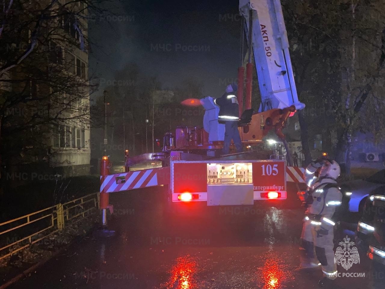 В многоэтажке на Урале человек погиб, спасаясь от пожара 