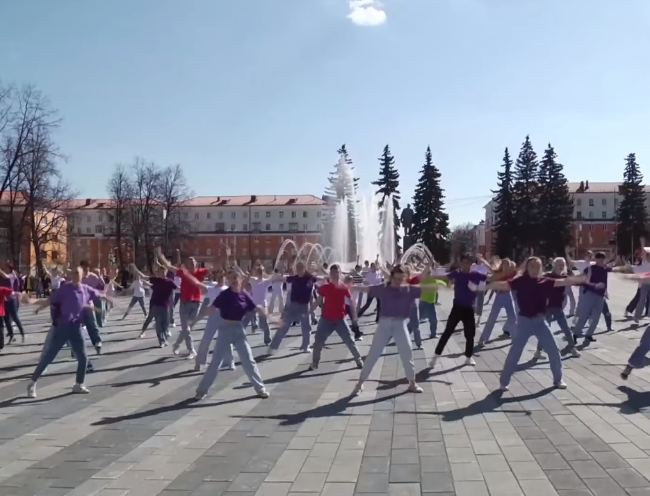 В Первоуральске Первомаю посвятили танцевальный флешмоб
