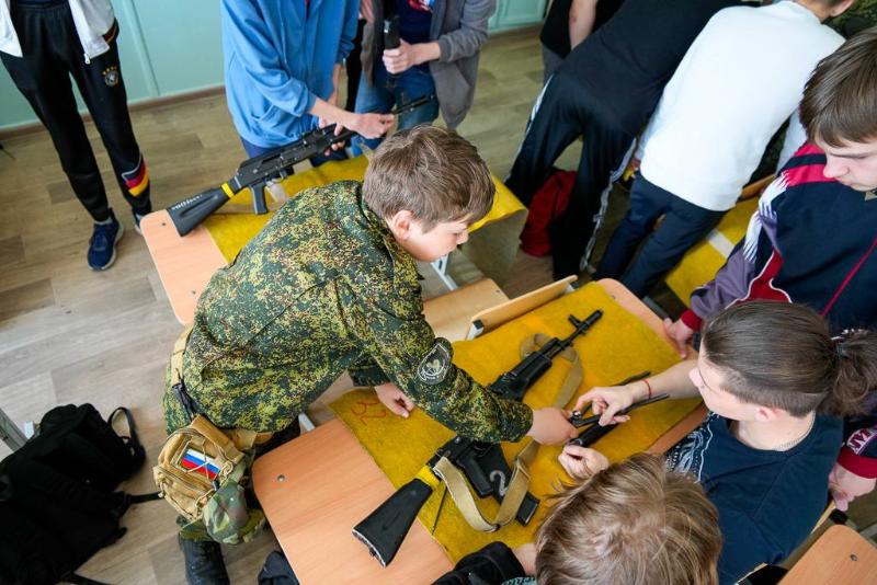 В Первоуральске стартовали пятидневные военные сборы для старшеклассников | Школьники Первоуральска присоединились к военным сборам