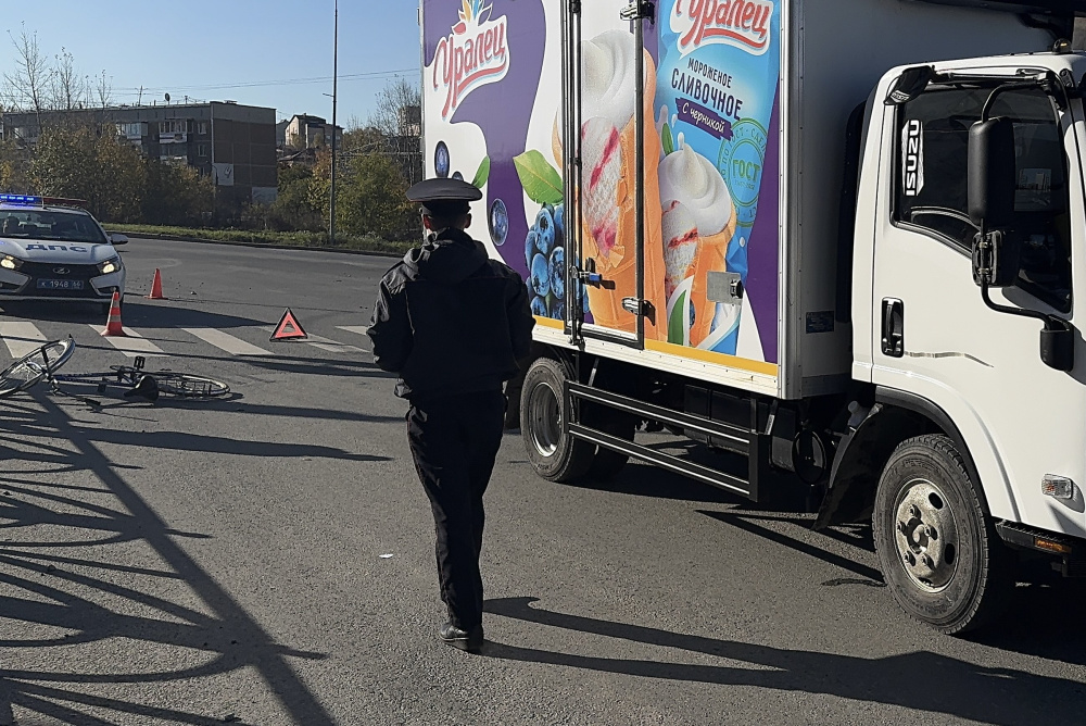 Первоуралец получил травмы, «забыв» спешиться с велосипеда при пересечении дороги   | В Первоуральске автомобилист сбил велосипедиста 