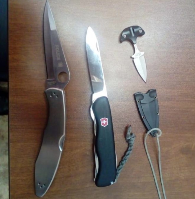 Свердловские приставы за год выявили более 14 тысяч запрещенных предметов у посетителей судов | За прошлый год свердловские приставы нашли свыше 14 тысяч запрещенных предметов у посетителей судов Свердловские приставы за год выявили более 14 тысяч запрещенных предметов у посетителей судов | За прошлый год свердловские приставы нашли свыше 14 тысяч запрещенных предметов у посетителей судов