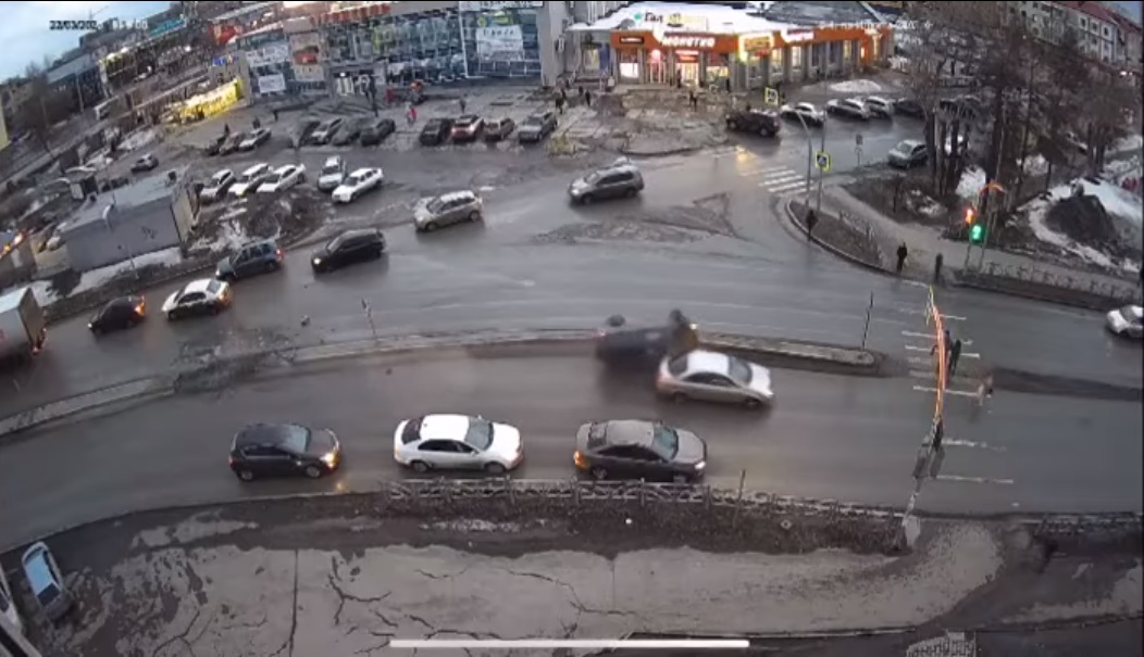 Автомобиль наехал на препятствие и перевернулся