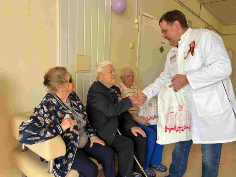 В первоуральском филиале госпиталя для ветеранов войн прошли мероприятия в честь 80-летия Победы | В Первоуральске пациентов госпиталя для ветеранов войн поздравили с 80-летием Победы