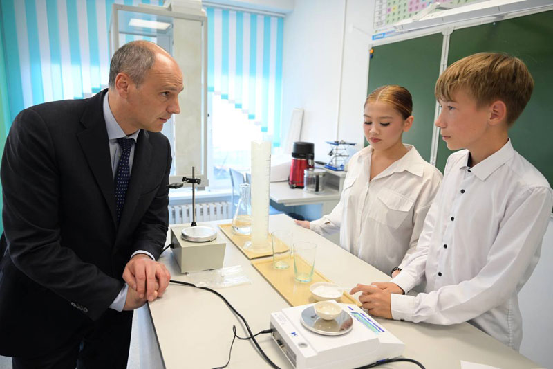 Средняя школа №12 в Первоуральске после капитального ремонта: губернатор Денис Паслер посетил учебное заведение | Губернатор Паслер оценил обновлённую школу №12 в Первоуральске с современными лабораториями