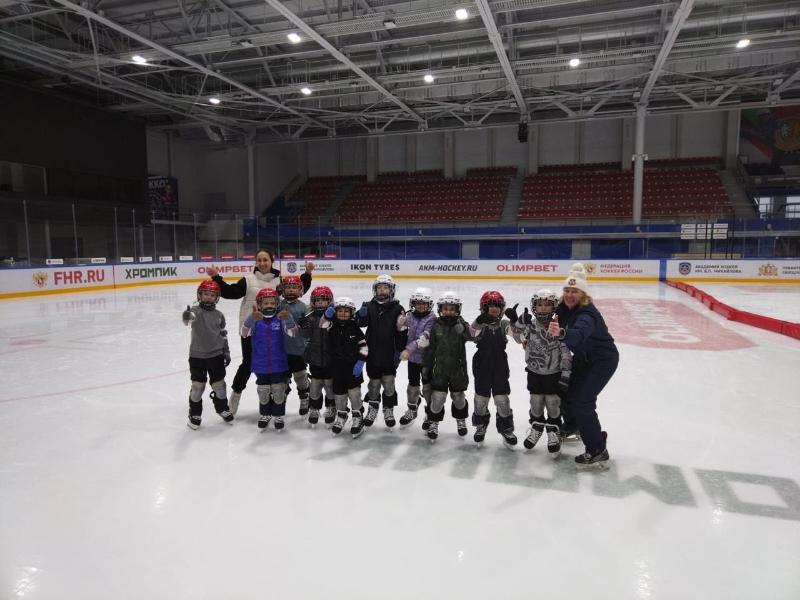 Первоуральские дошкольники попробовали себя в роли хоккеистов | Воспитанники первоуральского детсада научились кататься на коньках
