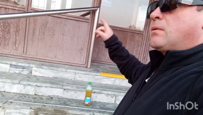 Первоуральцы приносят к мэрии бутылки с грязной водой 