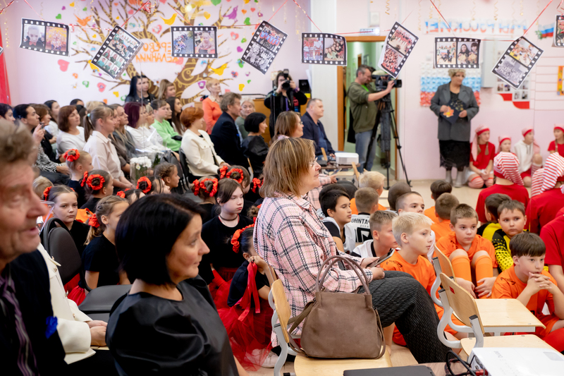 В поселке под Первоуральском отметил юбилей творческий клуб | Новоуткинский творческий клуб «Буратино» отметил 50-летие