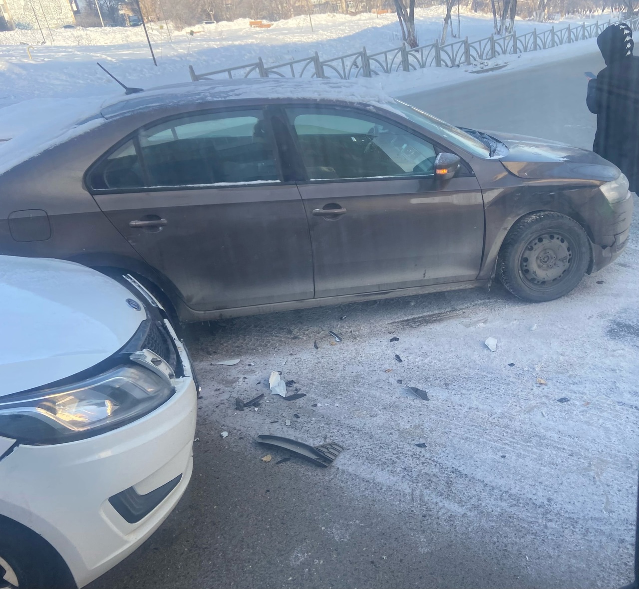 В Первоуральске на перекрёстке столкнулись автомобили В Первоуральске на перекрёстке столкнулись автомобили