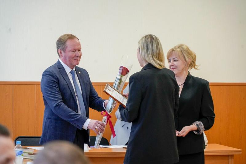 В Первоуральске наградили заслуженных работников и активистов | Первоуральских заслуженных работников наградили почетными грамотами