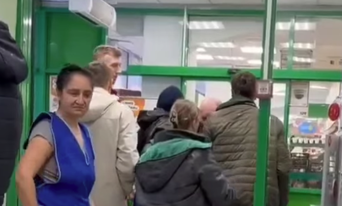 Инцидент в магазине "Пятерочка" в Первоуральске: драка между охранником и клиентом