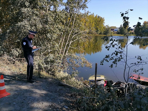 В Первоуральске «МАЗ» утонул в пруду 
