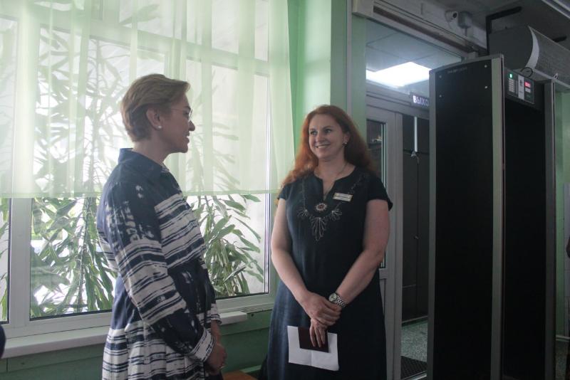 Первоуральск посетила министр образования Светлана Тренихина: она проверила готовность школы к ЕГЭ | Министр образования оценила готовность первоуральской школы к проведению ЕГЭ